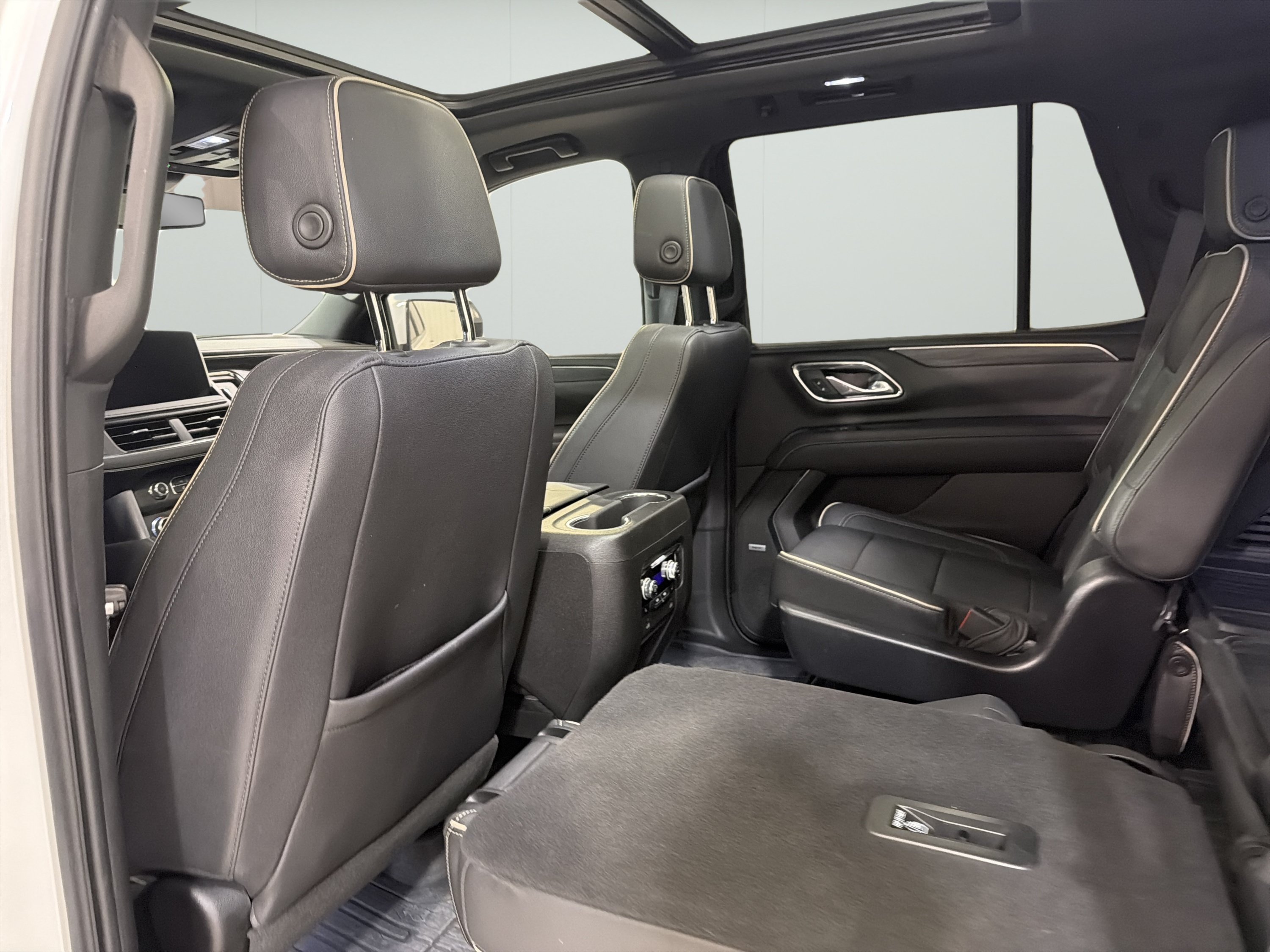 Used 2023 GMC Yukon SLT w/ SLT Premium Package AWD/4WD image 13