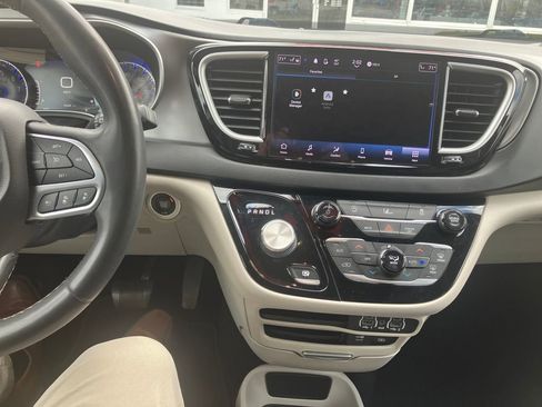 Used 2022 Chrysler Pacifica Touring-L FWD image 17