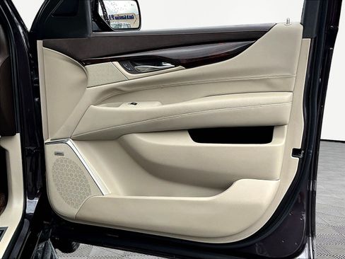 Used 2015 Cadillac Escalade Luxury RWD image 29
