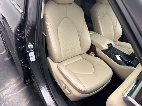 Used 2021 Toyota Highlander XLE image 9