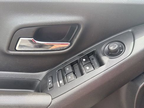 Used 2021 Chevrolet Trax LT w/ Driver Confidence Package FWD image 6