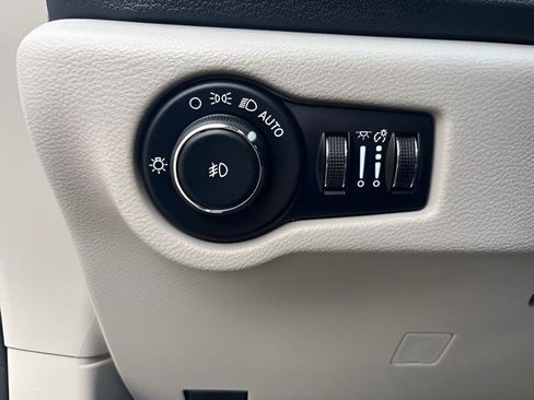 Used 2019 Chrysler Pacifica Limited FWD image 24