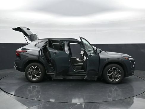 Used 2025 Chevrolet Trax LT w/ LT Convenience Package FWD image 46