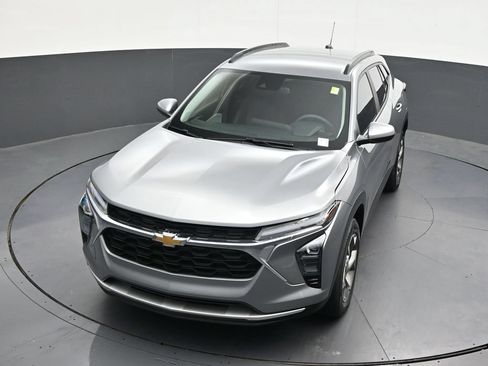 Used 2025 Chevrolet Trax LT FWD image 24