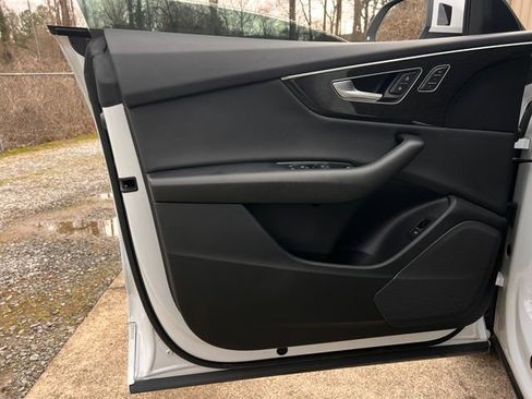 Used 2019 Audi Q8 Premium w/ Convenience Package image 10