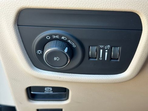 Used 2023 Jeep Grand Cherokee Limited AWD/4WD image 36