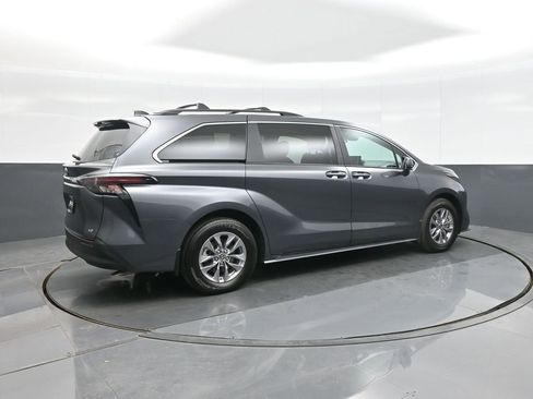 Used 2025 Toyota Sienna LE w/ LE Plus Package image 7