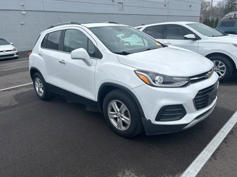 Used 2020 Chevrolet Trax LT w/ Sun & Sound Package FWD image 3