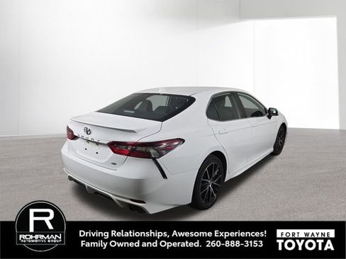 Used 2023 Toyota Camry SE image 6