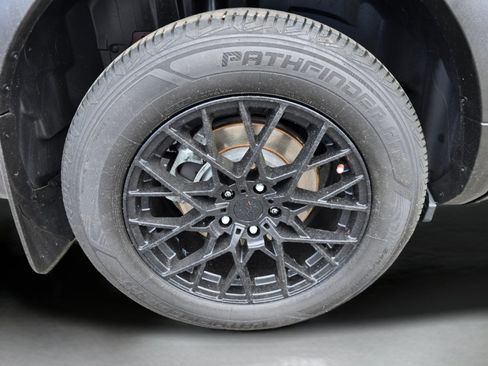 Used 2018 Ford Explorer XLT w/ Equipment Group 201A AWD/4WD image 28