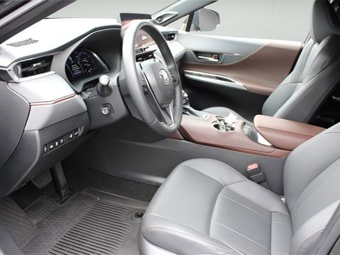 Used 2023 Toyota Venza Limited image 8