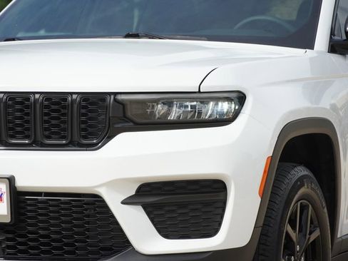 Used 2024 Jeep Grand Cherokee Altitude AWD/4WD image 4