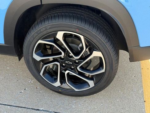 Used 2024 Chevrolet Trax RS w/ Sunroof Package FWD image 8
