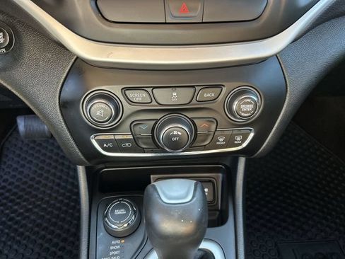 Used 2018 Jeep Cherokee Latitude Plus w/ Cold Weather Group AWD/4WD image 21