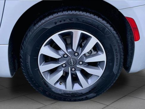 Used 2023 Chrysler Pacifica Touring-L FWD image 10