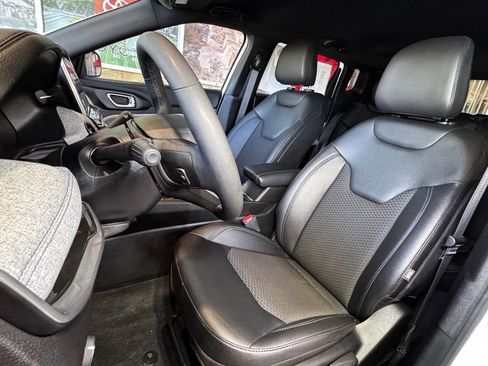 Used 2025 Jeep Compass Latitude AWD/4WD image 17