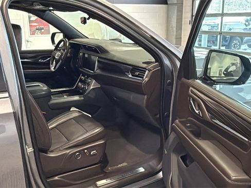 Used 2021 GMC Yukon Denali w/ Denali Premium Package image 12