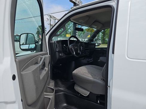 Used 2018 Chevrolet Express 2500 w/ Driver Convenience Package RWD image 9