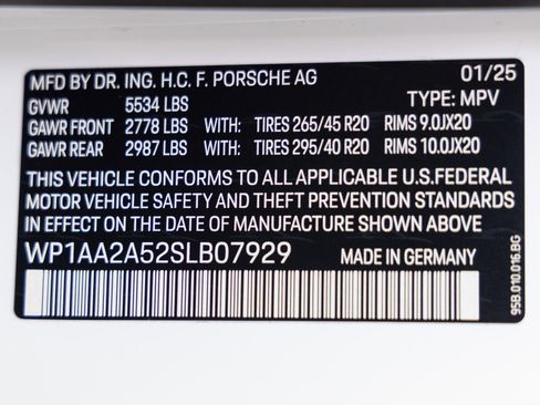 Certified 2025 Porsche Macan AWD/4WD image 37