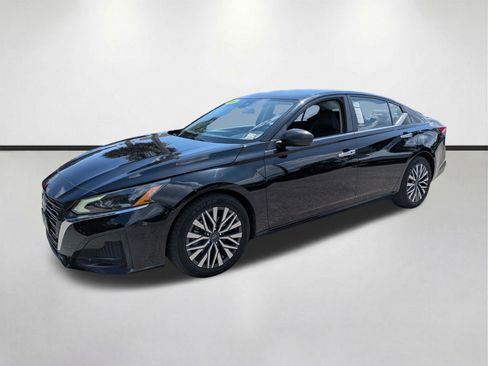 Used 2024 Nissan Altima 2.5 SV FWD image 8