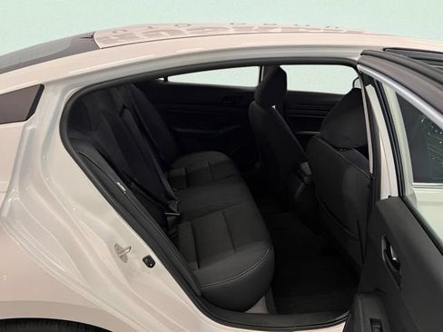 Used 2025 Nissan Altima 2.5 SV FWD image 9