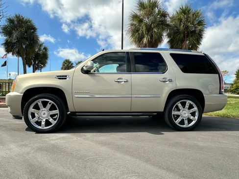 Used 2010 Cadillac Escalade Premium image 4