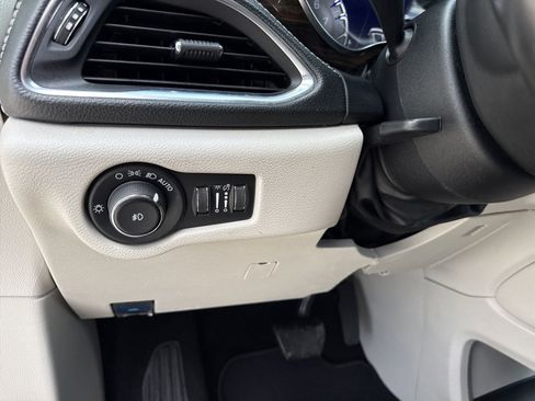 Used 2022 Chrysler Pacifica Limited image 18