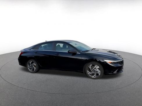 Used 2025 Hyundai Elantra SEL image 2