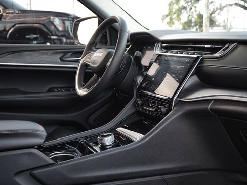 Used 2023 Jeep Grand Cherokee Limited image 35