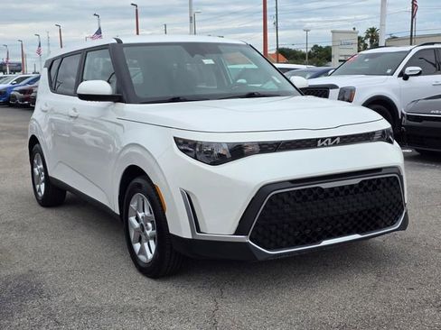 Certified 2025 Kia Soul LX w/ LX Technology Package FWD image 4