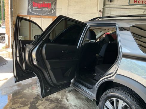 Used 2022 Nissan Pathfinder SV AWD/4WD image 22