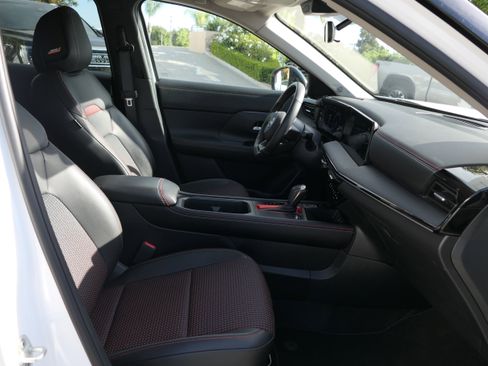 Used 2025 Nissan Kicks SR w/ SR Premium Package FWD image 27