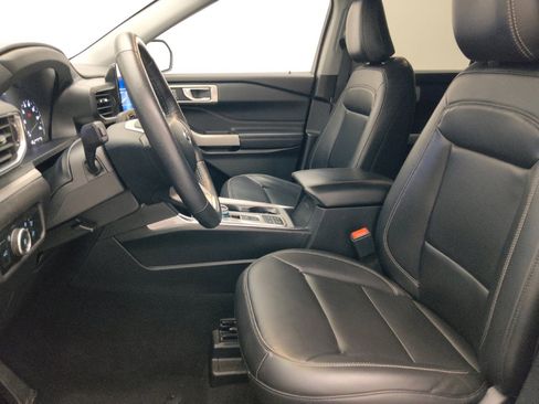 Used 2024 Ford Explorer XLT w/ Equipment Group 202A RWD image 17