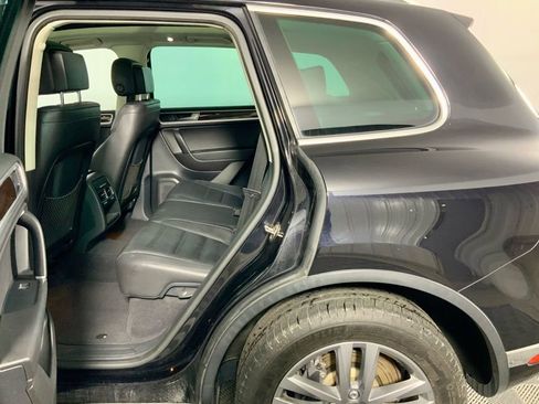 Used 2016 Volkswagen Touareg TDI image 30