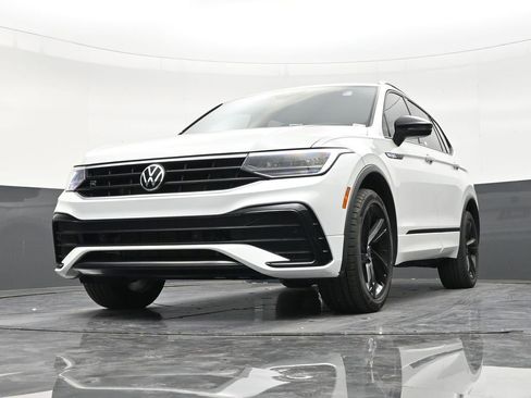 Used 2024 Volkswagen Tiguan SE R-Line FWD image 25