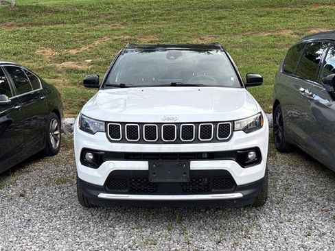 Used 2023 Jeep Compass Limited AWD/4WD image 2