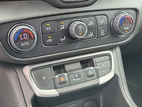 Used 2022 GMC Terrain SLT w/ Elevation Edition image 32