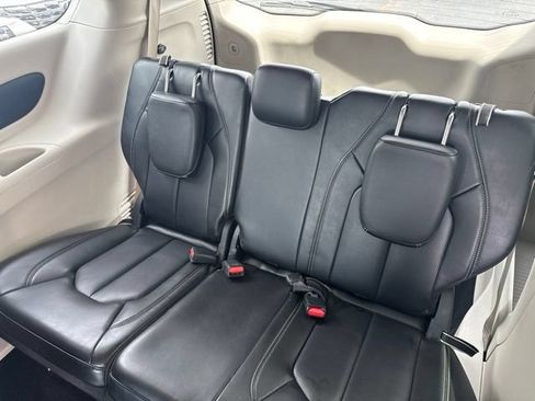 Used 2023 Chrysler Pacifica Touring-L FWD image 21