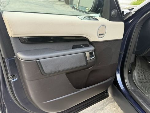 Used 2018 Land Rover Discovery SE AWD/4WD image 16