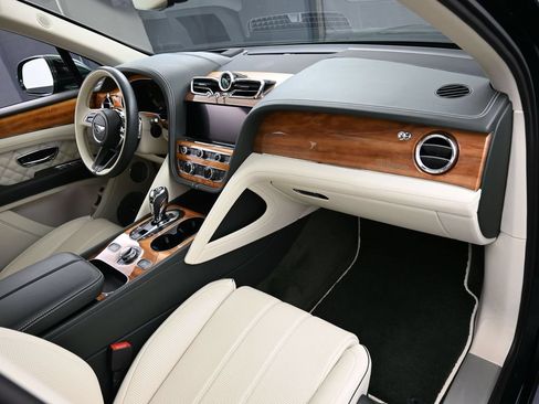 Used 2022 Bentley Bentayga AWD/4WD image 33