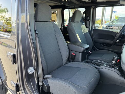 Used 2025 Jeep Wrangler Unlimited Sahara w/ Safety Group AWD/4WD image 31