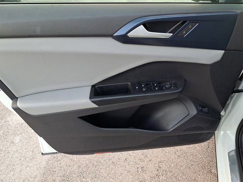 Certified 2022 Volkswagen Taos SE image 15