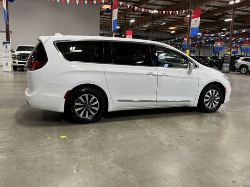 Used 2022 Chrysler Pacifica Limited w/ Uconnect Theater Family Group FWD image 6