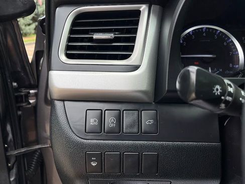 Used 2019 Toyota Highlander XLE AWD/4WD image 11