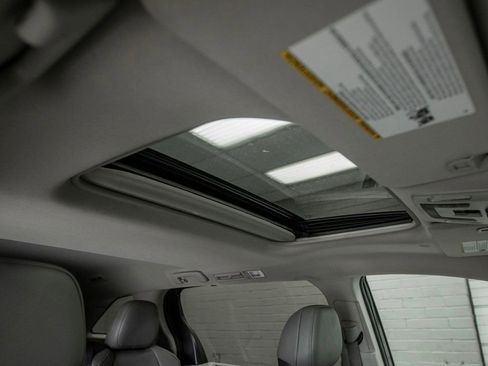 Used 2022 Toyota Sienna XLE image 18