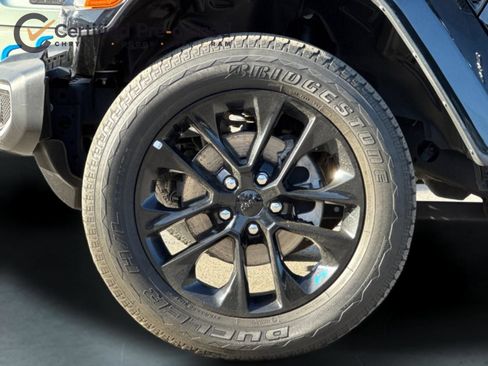 Used 2023 Jeep Wrangler Unlimited Sahara AWD/4WD image 27