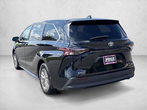Used 2025 Toyota Sienna XLE FWD image 9