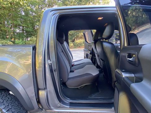 Used 2020 Toyota Tacoma TRD Off-Road w/ Technology Package AWD/4WD image 39