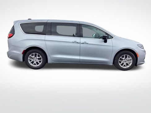 Used 2024 Chrysler Pacifica Touring-L image 10