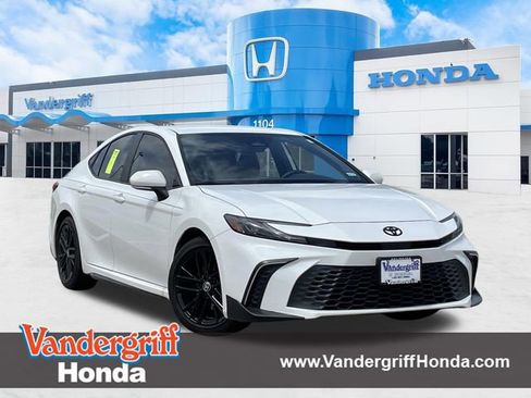Used 2025 Toyota Camry SE w/ Convenience Package FWD image 1